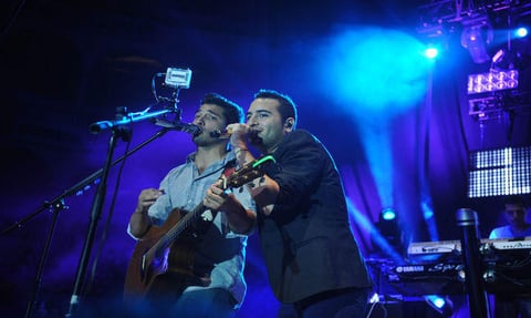 28 de septiembre. Reik | Con sonidos de sirenas, luces en rojo con azul y con un ambiente lounge, Reik pisó el escenario del Coliseo Centenario de Torreón cerca de las 23:00 horas iniciando así el concierto con su gran éxito Peligro, tema con el cual la gente saltó de sus asientos para brincar y cantar.