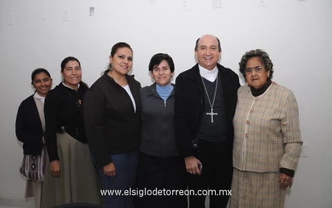 08122012 ANIVERSARIO PARROQUIAL.  Ana Enrí­quez, Victoria Martínez, Lucy de León, Ana López, Monseñor José Guadalupe Torres y Gloria Romero.