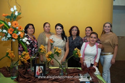 01122012 DIANA  acompañda de un grupo de asistentes a su despedida de soltera, quienes la felicitaron por su próximo matrimonio con el Lic.Carlos Efraín Luján Olguín.