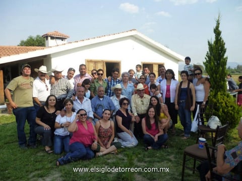 07122012 EN TORNABODA.  Integrantes de la familia Mediana.