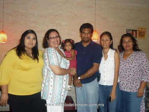 07122012 EN FESTEJO.  Yazmín, Oliva, una niña en brazos, Luis, Katy y Miriam.