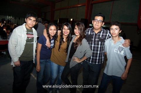 04122012 BINGO EN EL COLE.  Aarón, Nancy, Kenia, Edna, Jesús y Juan.