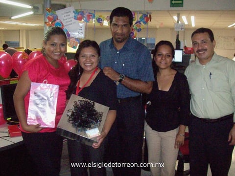 05122012 LA DEL RECUERDO.  Luis López junto a sus compañeros de trabajo.