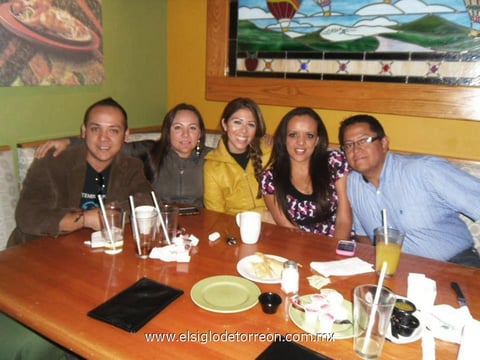 05122012 EX COMPAÑEROS.  Luis Salcedo, Karla Alvarado, Eunice Martínez, Jessy Zapata y Carlo Barahona.