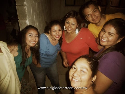 04122012 REUNIÓN.  Angélica Nayely con un grupo de amigos..