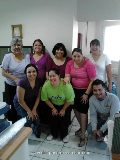 05122012 LA DEL RECUERDO.  Nora y sus compañeros de trabajo.