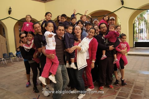 01122012 LOS ALUMNOS  acompañados por los padres de familia.