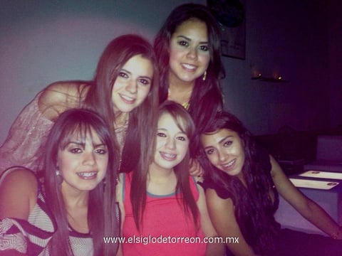 04122012 CELEBRACIÓN.  Mariana, Caro, Paola, Cristy y Lau.