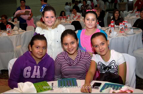 08122012 JUEGAN BINGO.  Luisa, Victoria, Denisse, Mariana y Paulina.