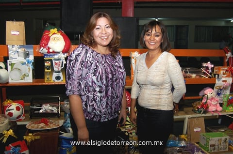 04122012 BINGO.  Juanita Fernández y Claudia García.