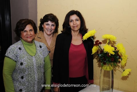 LILIA de Rocha, Yola Pacheco y Laura de Leal.