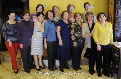 MARGARITA G. de villarreal fué festejada en su cumpleaños por un grupo de amigas.