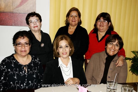 11122012 YOLIS  Marí­nez junto a sus amigas: Alma, Chayo, Maye, Velia y Cecy.