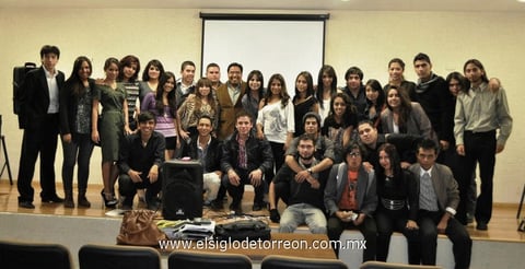 11122012 MUESTRA DE TRABAJOS.  Alumnos de la carrera de Comunicación, con su profesor.