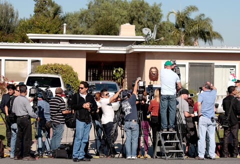 Afuera de esta residencia que Jenni Rivera le compró a su madre, fue evidente la presencia de decenas de medios de comunicación en español e inglés a fin de obtener nuevas declaraciones de los familiares.
