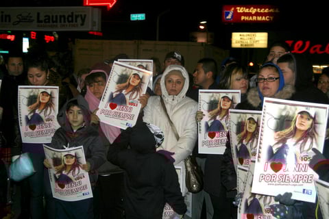 La comunidad mexicana de Chicago rindió esta tarde un sentido homenaje a la fallecida cantante de banda Jenni Rivera.