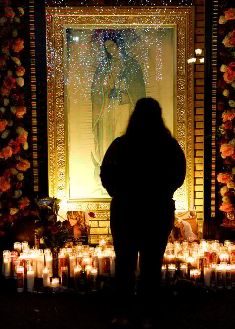 En Lynwood en el altar de la virgen de Guadalupe sus admiradores colocaron desde que se difundió la fatal noticia, una foto de la artista, además de mensajes y veladoras.