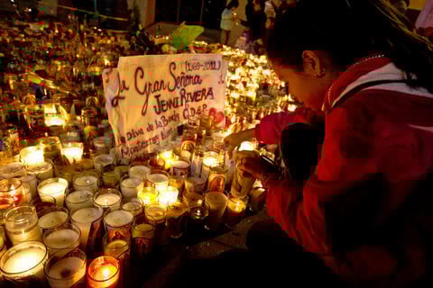 Afuera de la casa de su madre Rosa Rivera, en el área de Lakewood, decenas de simpatizantes, así como vecinos de la familia, realizaban un recorrido para dejar muestras de sus condolencias por la irreparable pérdida.