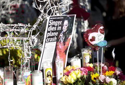 Muestras espontáneas de sorpresa y tributo inundaron redes sociales al tiempo que en diversos lugares de Los Ángeles aparecieron expresiones de pésame y solidaridad por la muerte de la cantante Jenni Rivera.