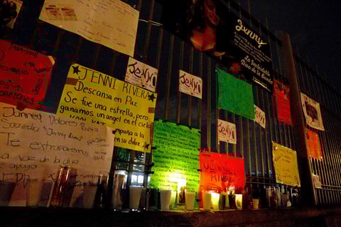 Con la leyenda "Jenni Rivera, Descansa en Paz, Diva de México”, así como un boleto del último concierto de la cantante, los seguidores de “La gran Señora” buscan preservar su imagen, ante los lamentables hechos donde murió junto con otras seis personas.