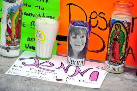 Afuera de la Arena Monterrey, donde la Diva de la Banda ofreció su último concierto ante más de 15 mil personas, se colocaron veladoras y cartulinas con muestras de cariño.
