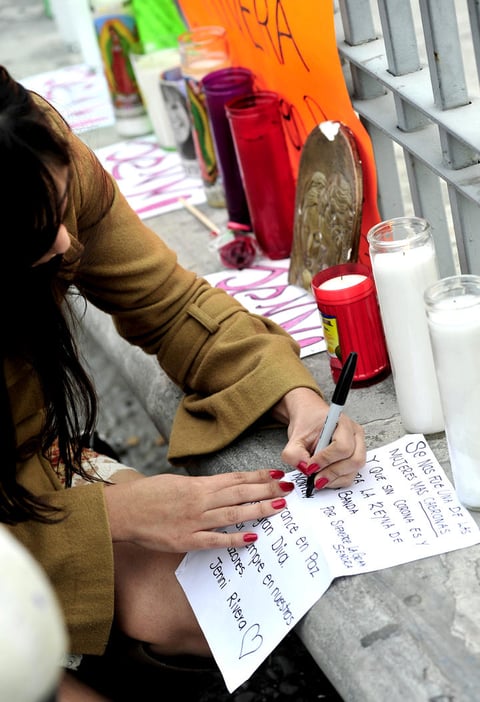 Los seguidores regios de Jenni Rivera comenzaron a rendirle un homenaje a la cantante que falleció en un accidente aéreo ocurrido en el municipio de Iturbide.