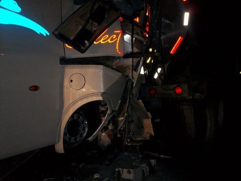 17 de septiembre. Choque |  La Unidad de Protección Civil y Bomberos brindó auxilio a 11 pasajeros que resultaron lesionados luego del choque por alcance entre una pipa y un autobús de pasajeros de la Línea Chihuahuenses que viajaba de Torreón a la Ciudad de México.