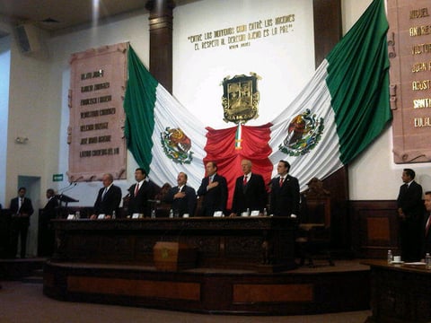 1 de diciembre. Déficit | Al concluir su primer año como gobernador, Rubén Moreira reconoció ante el pleno del Congreso Local que encontró una administración con problemas financieros y un déficit de 5 mil millones de pesos.