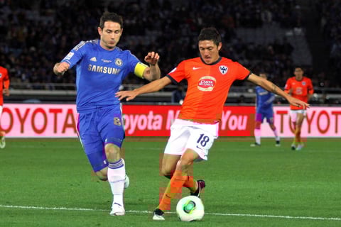 Al 48 ingresó por izquierda el “Niño” Torres con pase hasta el sector derecho para otro solitario Mata, quien recentró, y en el camino se encontró el esférico Darvin Chávez, quien terminó por anidar la de gajos en su meta, para el 3-0 de los ingleses. (Jam Media)