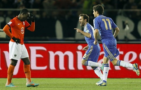 Todo fue cuestión de tiempo, Ashley Cole envió pase desde su lado izquierdo para el español Juan Mata, quien disparó potente para el 1-0 al minuto 17. (EFE)