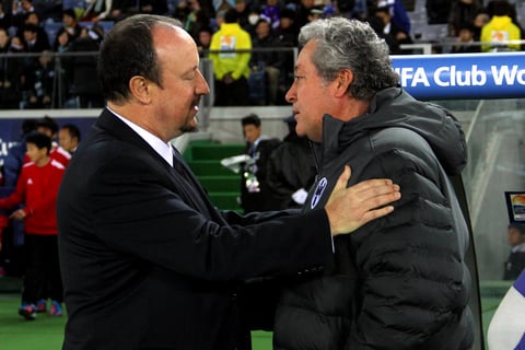 Víctor Manuel Vucetich se saluda con Rafael Benítez previo al arranque. (Jam Media)