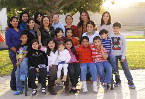 13122012 De alegre tarde disfrutaron compañeritos del Colegio junto a sus mamás.