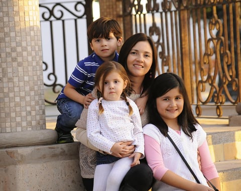 13122012 PENÉLOPE con los pequeños Diego, Julieta y Alejandra Hernández.