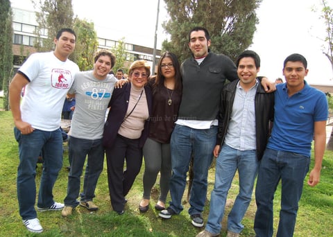 14122012  EGRESADOS, Israel, Miguel, Graciela, Daniela, Miguel, David y Josean.