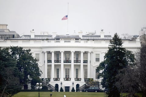 Obama ordenó que las banderas en edificios de gobierno e instalaciones militares se coloquen a media asta durante cuatro días en señal de duelo por las víctimas.