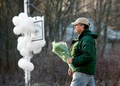 Ciudadanos acudieron con flores para rendir tributo a las víctimas del tiroteo.