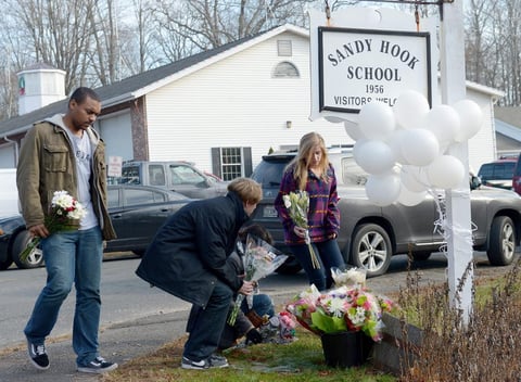 Familias colocaron velas y flores en las inmediaciones de la escuela.