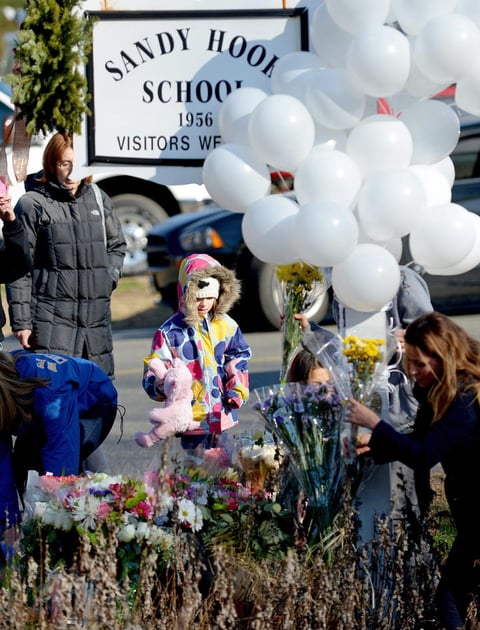 Los habitantes de Newtown, amanecieron conmocionados por la pérdida de 28 de sus vecinos, pero resueltos a afrontar la tragedia como una gran familia unida.