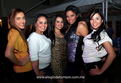 16122012 POSADA.  Vero, Marcela, Catalina, Rosy y Erandy.