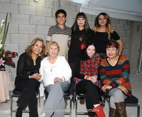 16122012 FIESTA DE CUMPLE . Dora Elia Ríos en compañad­a de Alexis, Doris, Karla, Jéssica, Caty e Hilda.