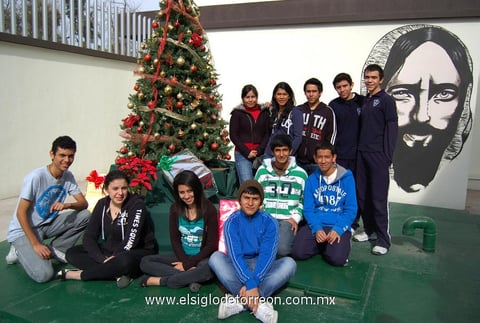 16122012 JÓVENES  alumnos convivieron durante la decoración del pino.