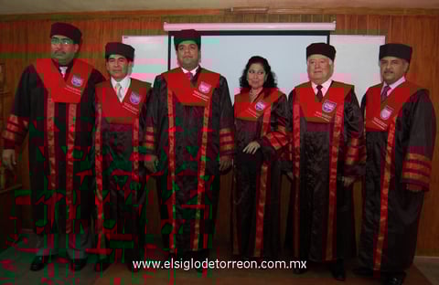 16122012 EL GRADUADO  Juan Rafael Carrillo Ãvila, acompañado de sus sinodales: Doctor Juan Calvillo Hernández, Director del Instituto; Doctor Apolonio Armenta Parga, Doctora Blanca Estela Tallabas Moreno, Magistrado Doctor Jesús G. Sotomayor Garza y Magistrado Doctor Aurelio Alvarado Favila; al concluir el acto solemne.