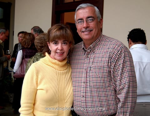 16122012 EN EL MUSEO.  Pily y Antonio.