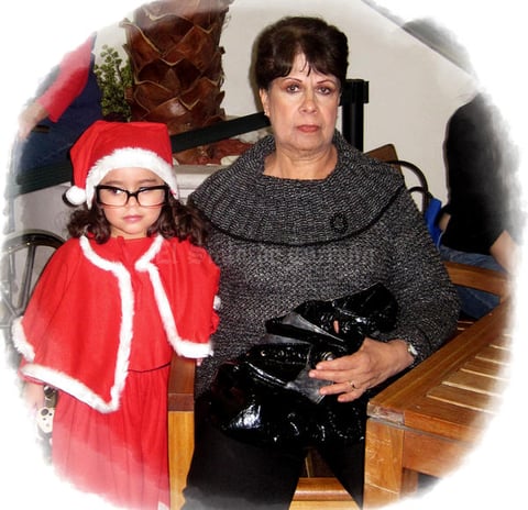 Alison con su abuelita Caro. En evento escolar.