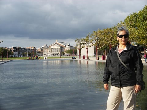 Sandra Santos en el Museo de Van Gogh al fondo, en Amsterdam Holanda, septiembre 2012