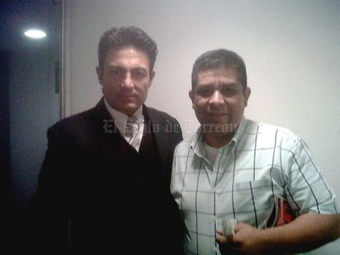 Carlos Vital con Fernando Colunga Aeropuerto de Monterrey.