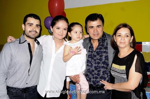 19122012 PIÑATA.  Isabella Abdo durante su festejo de cumpleaños junto a Gerardo Abdo y Sara de Abdo; y sus abuelos Gerardo y Elizabeth Abdo.
