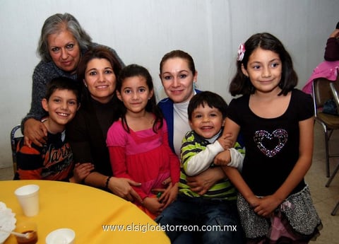 19122012 EN PIÑATA.  Luz, Luis, Mónica, Clara, Nicole, Bruno y Kareny.