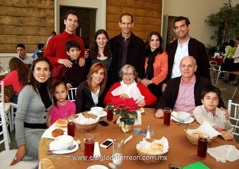 20122012 AURORITA  Sáenz rodeada de sus familiares.