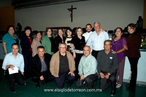 22122012 ORDENACIÓN DIACONAL.  Juan Pablo Romero con sus vecinos.